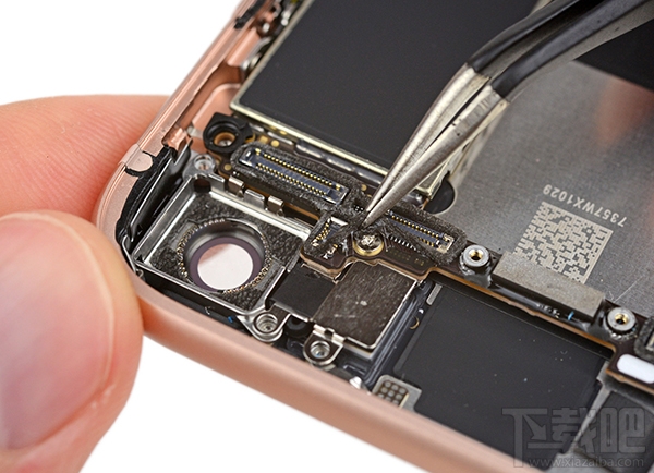 苹果8螺丝位置对应图,iphone8拆机螺丝记忆图 逻辑板的最后屏障——一颗螺丝隐藏在防水密封之下